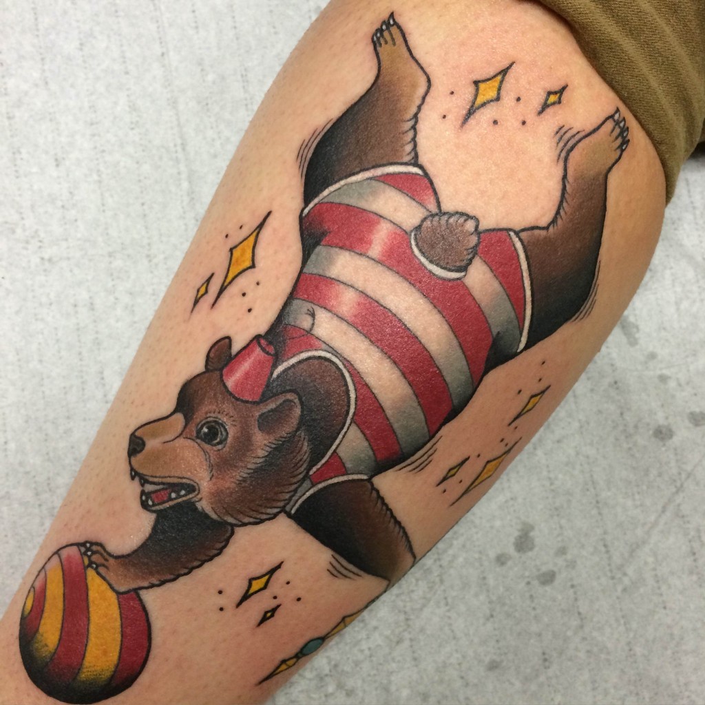 sirkusharhu tatuointi karhu neo traditional bear tattoo circus bear color tattoo